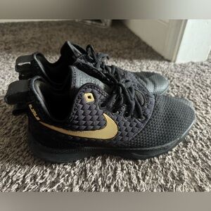 Nike Men's LeBron witness 3 shoes size 8.5